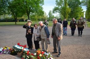Beuscher aus Rußland und Belarus legen zum Gedenken Kränze vor dem Obelisken nieder.