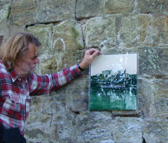 Das neue Denkzeichen &bdquo;Knochenmühle&ldquo; wird an der historischen Sandsteinmauer ausgerichtet