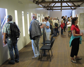 Besucher in der Dauerausstellung der Gedenkstätte