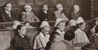 Die Anklagebank im Dresdner "Euthanasie"-Prozess 1947, Quelle "Zeit im Bild" vom 25.07.1947 Die Anklagebank im Dresdner "Euthanasie"-Prozess 1947, Quelle "Zeit im Bild" vom 25.07.1947
