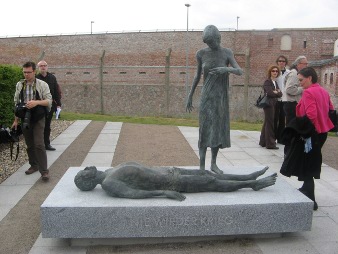 Neu geschaffene Figurengruppe des Bildhauers Thomas Jastram zur Erinnerung an die Opfer der NS-Militärjustiz